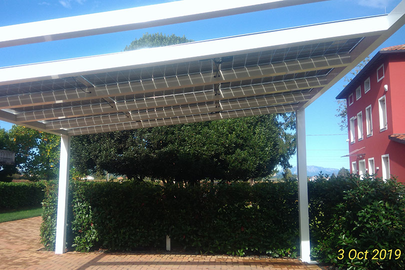 Panelli solari per coprire parcheggio macchine