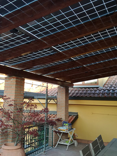 Panelli solari sopra il terrazzo